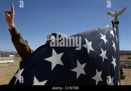 Aug 29, 2004 ; Ft. Irwin, CA, USA ; Le 256e Bataillon de la Garde nationale de la Louisiane trains pour une année de déploiement de l'Iraq au Centre National d'entraînement. Leur entraînement dans le désert à la suite de vastes jeux de rôle, y compris l'interaction avec les Irakiens, qui ont été joués par Iraqi-Americans et membres de th Banque D'Images