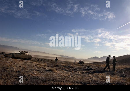 Aug 29, 2004 ; Ft. Irwin, CA, USA ; Le 256e Bataillon de la Garde nationale de la Louisiane trains pour une année de déploiement de l'Iraq au Centre National d'entraînement. Leur entraînement dans le désert à la suite de vastes jeux de rôle, y compris l'interaction avec les Irakiens, qui ont été joués par Iraqi-Americans et membres de th Banque D'Images