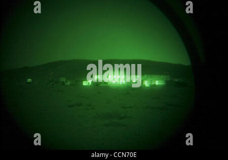 Aug 29, 2004 ; Ft. Irwin, CA, USA ; Le 256e Bataillon de la Garde nationale de la Louisiane trains pour une année de déploiement de l'Iraq au Centre National d'entraînement. Leur entraînement dans le désert à la suite de vastes jeux de rôle, y compris l'interaction avec les Irakiens, qui ont été joués par Iraqi-Americans et membres de th Banque D'Images