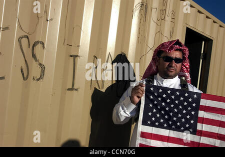 Aug 29, 2004 ; Ft. Irwin, CA, USA ; Le 256e Bataillon de la Garde nationale de la Louisiane trains pour une année de déploiement de l'Iraq au Centre National d'entraînement. Leur entraînement dans le désert à la suite de vastes jeux de rôle, y compris l'interaction avec les Irakiens, qui ont été joués par Iraqi-Americans et membres de th Banque D'Images