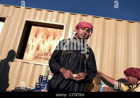 Aug 29, 2004 ; Ft. Irwin, CA, USA ; Le 256e Bataillon de la Garde nationale de la Louisiane trains pour une année de déploiement de l'Iraq au Centre National d'entraînement. Leur entraînement dans le désert à la suite de vastes jeux de rôle, y compris l'interaction avec les Irakiens, qui ont été joués par Iraqi-Americans et membres de th Banque D'Images