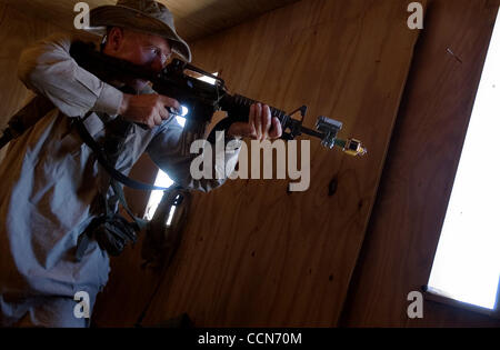 Aug 29, 2004 ; Ft. Irwin, CA, USA ; Le 256e Bataillon de la Garde nationale de la Louisiane trains pour une année de déploiement de l'Iraq au Centre National d'entraînement. Leur entraînement dans le désert à la suite de vastes jeux de rôle, y compris l'interaction avec les Irakiens, qui ont été joués par Iraqi-Americans et membres de th Banque D'Images