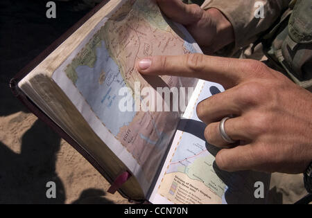 Aug 29, 2004 ; Ft. Irwin, CA, USA ; Le 256e Bataillon de la Garde nationale de la Louisiane trains pour une année de déploiement de l'Iraq au Centre National d'entraînement. Leur entraînement dans le désert à la suite de vastes jeux de rôle, y compris l'interaction avec les Irakiens, qui ont été joués par Iraqi-Americans et membres de th Banque D'Images