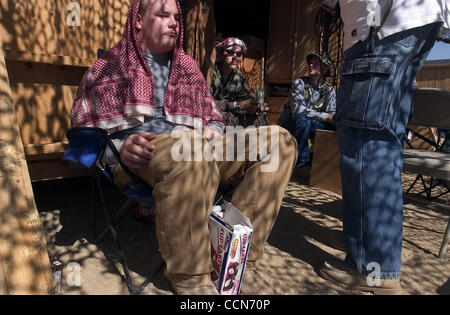 Aug 29, 2004 ; Ft. Irwin, CA, USA ; Le 256e Bataillon de la Garde nationale de la Louisiane trains pour une année de déploiement de l'Iraq au Centre National d'entraînement. Leur entraînement dans le désert à la suite de vastes jeux de rôle, y compris l'interaction avec les Irakiens, qui ont été joués par Iraqi-Americans et membres de th Banque D'Images