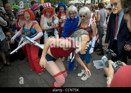 Aug 30, 2004 ; New York, NY, USA ; les manifestants costumés au RNC à New York. Banque D'Images