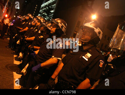 Aug 30, 2004 ; New York, NY, USA ; à l'extérieur de la Police Madison Square Garden où les protestations ont continué pendant la Convention Nationale Républicaine. Banque D'Images