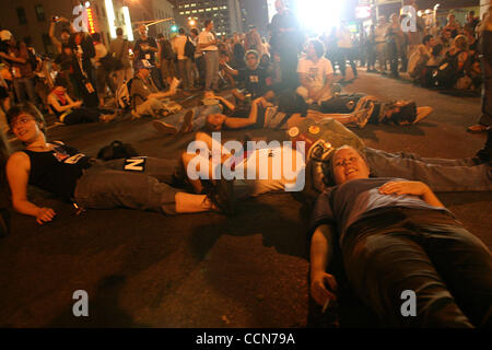 Aug 30, 2004 ; New York, NY, USA ; manifestants devant le Madison Square Garden où les protestations ont continué pendant la Convention Nationale Républicaine. Banque D'Images