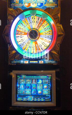 Machines à sous roue de fortune à Cache Creek Casino Resort de Brooks en Californie, jeudi août 19,2004. (Contra Costa Times/Bob Larson) Banque D'Images