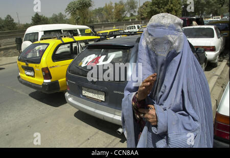 Aug 31, 2004 ; Kaboul, Afghanistan ; PHOTO : Date inconnue ; de la part des Russes aux Talibans les femmes de l'Afghanistan ont subi les conséquences de décennies de guerre dans ce pays. Une fois veuves se remarient rarement, souvent en raison de la pression d'un mari de la famille. Avec mariages à partir de l'âge Banque D'Images