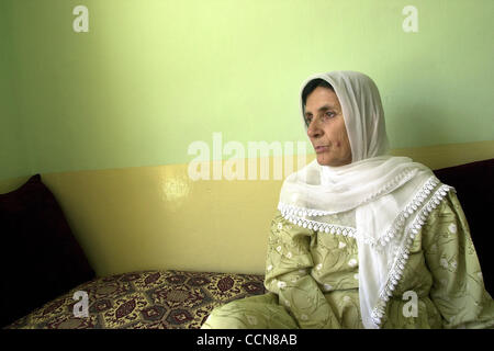 Aug 31, 2004 ; Kaboul, Afghanistan ; PHOTO : Date inconnue ; dans son début des années 40, Shahgul est veuve depuis 1981. Son mari a été enlevé à son travail à la tristement célèbre prison de Puli Charki et n'a jamais entendu de nouveau. Elle vit avec ses deux fils et leurs épouses dans un petit deux pièces. Elle se Banque D'Images