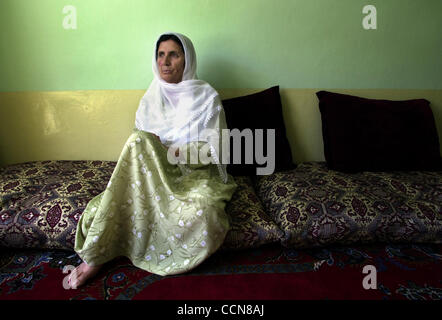 Aug 31, 2004 ; Kaboul, Afghanistan ; PHOTO : Date inconnue ; dans son début des années 40, Shahgul est veuve depuis 1981. Son mari a été enlevé à son travail à la tristement célèbre prison de Puli Charki et n'a jamais entendu de nouveau. Elle vit avec ses deux fils et leurs épouses dans un petit deux pièces. Elle se Banque D'Images