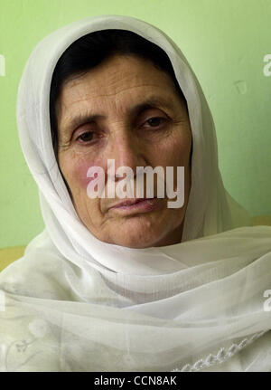 Aug 31, 2004 ; Kaboul, Afghanistan ; PHOTO : Date inconnue ; dans son début des années 40, Shahgul est veuve depuis 1981. Son mari a été enlevé à son travail à la tristement célèbre prison de Puli Charki et n'a jamais entendu de nouveau. Elle vit avec ses deux fils et leurs épouses dans un petit deux pièces. Elle se Banque D'Images