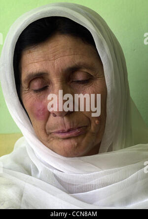 Aug 31, 2004 ; Kaboul, Afghanistan ; PHOTO : Date inconnue ; dans son début des années 40, Shahgul est veuve depuis 1981. Son mari a été enlevé à son travail à la tristement célèbre prison de Puli Charki et n'a jamais entendu de nouveau. Elle vit avec ses deux fils et leurs épouses dans un petit deux pièces. Elle se Banque D'Images