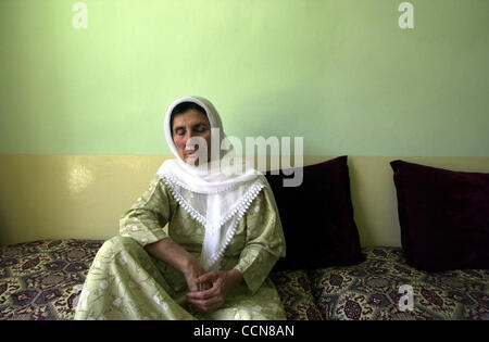 Aug 31, 2004 ; Kaboul, Afghanistan ; PHOTO : Date inconnue ; dans son début des années 40, Shahgul est veuve depuis 1981. Son mari a été enlevé à son travail à la tristement célèbre prison de Puli Charki et n'a jamais entendu de nouveau. Elle vit avec ses deux fils et leurs épouses dans un petit deux pièces. Elle se Banque D'Images