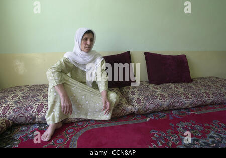 Aug 31, 2004 ; Kaboul, Afghanistan ; PHOTO : Date inconnue ; dans son début des années 40, Shahgul est veuve depuis 1981. Son mari a été enlevé à son travail à la tristement célèbre prison de Puli Charki et n'a jamais entendu de nouveau. Elle vit avec ses deux fils et leurs épouses dans un petit deux pièces. Elle se Banque D'Images