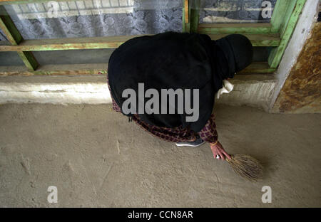 Aug 31, 2004 ; Kaboul, Afghanistan ; PHOTO : Date inconnue, le mari de Marum (35) a été tué par un chef de guerre des soldats canadiens lorsqu'ils ont envahi l'entreprise qu'il travaillait au à Kaboul au cours d'une bataille. Elle a été une veuve pendant près de cinq ans, a deux filles de 7 et 15. Marum fait une réserve de katandra est vivant Banque D'Images