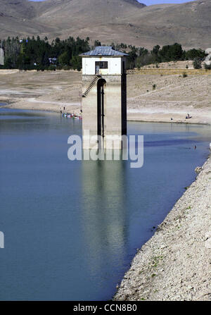 Aug 31, 2004 ; Afghanistan ; PHOTO : Date inconnue ; au-dessus du barrage de Qargha Kaboul Afghanistann a vu un 20 mètre du niveau d'eau. Vous pouvez voir la ligne des hautes eaux sur la tour de l'endroit où le niveau d'eau devrait être. Bien que les élections et les seigneurs de faire l'actualité dans l'ouest, demandez à l'Afghan moyen dans les rues Banque D'Images