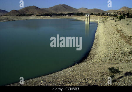 Aug 31, 2004 ; Afghanistan ; PHOTO : Date inconnue ; au-dessus du barrage de Qargha Kaboul Afghanistann a vu un 20 mètre du niveau d'eau. Vous pouvez voir la ligne des hautes eaux sur la tour de l'endroit où le niveau d'eau devrait être. Bien que les élections et les seigneurs de faire l'actualité dans l'ouest, demandez à l'Afghan moyen dans les rues Banque D'Images