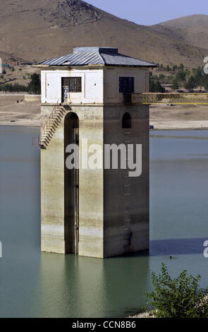 Aug 31, 2004 ; Afghanistan ; PHOTO : Date inconnue ; au-dessus du barrage de Qargha Kaboul Afghanistann a vu un 20 mètre du niveau d'eau. Vous pouvez voir la ligne des hautes eaux sur la tour de l'endroit où le niveau d'eau devrait être. Bien que les élections et les seigneurs de faire l'actualité dans l'ouest, demandez à l'Afghan moyen dans les rues Banque D'Images