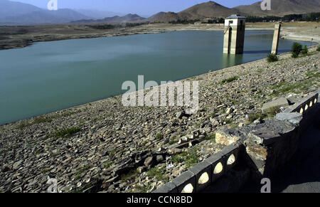 Aug 31, 2004 ; Afghanistan ; PHOTO : Date inconnue ; au-dessus du barrage de Qargha Kaboul Afghanistann a vu un 20 mètre du niveau d'eau. Vous pouvez voir la ligne des hautes eaux sur la tour de l'endroit où le niveau d'eau devrait être. Bien que les élections et les seigneurs de faire l'actualité dans l'ouest, demandez à l'Afghan moyen dans les rues Banque D'Images