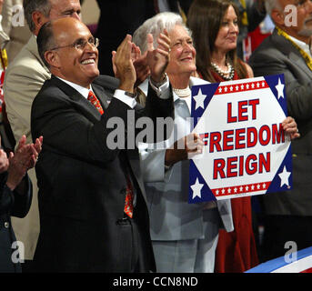 Photo de Shannon O'Brien/Cox News Service Slug : COX-GOP-MAIN02 NEW YORK... L'ancien maire de New York Rudy Giuliani et l'ancienne Première Dame Barbara Bush applaude Géorgie Le sénateur démocrate Zell Miller comme il l'interne inclut 2004 Convention Nationale Républicaine mercredi soir au Madison Square Garden de New Banque D'Images