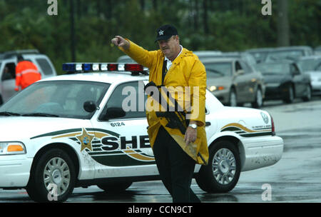 Transports Canada a rencontré 090504 Port St. Lucie...transportant une carabine pour envoyer un message supplémentaire pour les automobilistes, ce Levy Comté Sheriff adjoint du conducteur permet de savoir qu'ils ont à leur tour autour de nous 1 à Village Green samedi matin. Photo de David Spencer/Le Palm Beach Post Banque D'Images