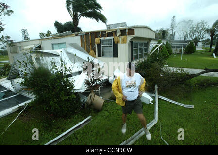 Transports Canada a rencontré 090504 Port St. Lucie...John Knox endommagé sa maison à 53 Nord Méditerranéen en espagnol Lacs samedi matin. Photo de David Spencer/Le Palm Beach Post Banque D'Images