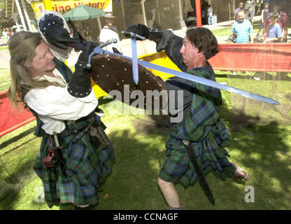 Chat McLoad (CQ) (à gauche) d'El Cerrito, en Californie, et Brent MacAskie (droite) de Sebastopol en Californie, tous deux membres de la Fremont, Californie, basé Highland Worriers Royaume des Gael pratique certains sward jouer pendant la 139ème Assemblée Scottish Highland Gathering et Jeux organisés à l'Alameda County Fairground Banque D'Images