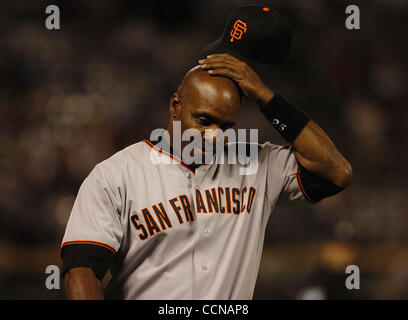 Giants de San Francisco Barry Bonds, # 25, les rayures de sa tête alors qu'il retourne à l'étang au cours de leur match contre les Rockies du Colorado, le mardi 7 septembre 2004 à Coors Field à Denver, Colorado. (Jose Carlos Fajardo/Contra Costa Times) Banque D'Images