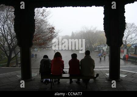 Nov 08, 2003 - Séoul, Corée du Sud - Sud-coréens se détendre sur un banc dans un parc sur un jour brumeux et gris. (Crédit Image : Â© Zack Baddorf/ZUMA Press) Banque D'Images