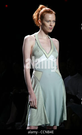 Sep 10, 2004 ; New York, NY, USA ; la ZAC POSEN fashion show à New York pendant la Fashion Week 2004 Olympus. Banque D'Images