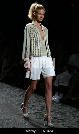 Sep 10, 2004 ; New York, NY, USA ; la ZAC POSEN fashion show à New York pendant la Fashion Week 2004 Olympus. Banque D'Images