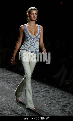 Sep 10, 2004 ; New York, NY, USA ; la ZAC POSEN fashion show à New York pendant la Fashion Week 2004 Olympus. Banque D'Images