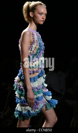 Sep 10, 2004 ; New York, NY, USA ; la ZAC POSEN fashion show à New York pendant la Fashion Week 2004 Olympus. Banque D'Images