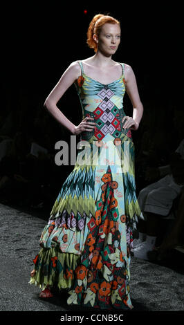 Sep 10, 2004 ; New York, NY, USA ; la ZAC POSEN fashion show à New York pendant la Fashion Week 2004 Olympus. Banque D'Images