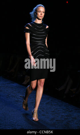 Sep 10, 2004 ; New York, NY, USA ; la ZAC POSEN fashion show à New York pendant la Fashion Week 2004 Olympus. Banque D'Images
