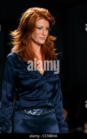 Sep 12, 2004 ; New York, NY, USA ; Modèle ANGIE EVERHEART au Jennifer Nicholson Printemps/Été 2005 Défilé de mode à la Fashion Week d'Olympus. Banque D'Images