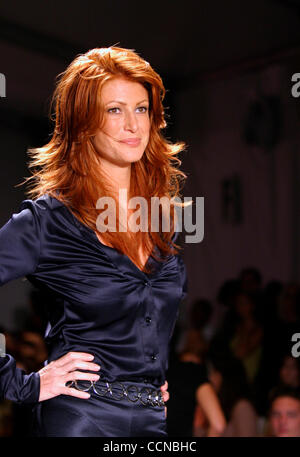 Sep 12, 2004 ; New York, NY, USA ; Modèle ANGIE EVERHEART au Jennifer Nicholson Printemps/Été 2005 Défilé de mode à la Fashion Week d'Olympus. Banque D'Images