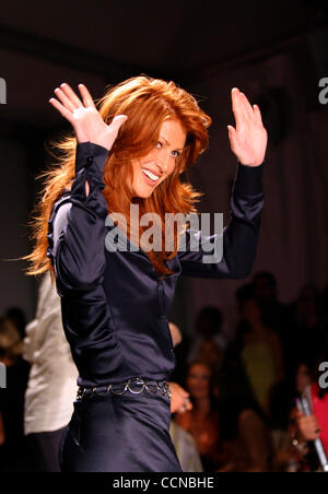 Sep 12, 2004 ; New York, NY, USA ; Modèle ANGIE EVERHEART au Jennifer Nicholson Printemps/Été 2005 Défilé de mode à la Fashion Week d'Olympus. Banque D'Images