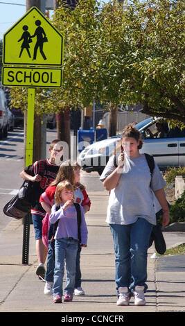 21 septembre 2004 - la mine Cheviot, Ohio, USA - les enfants de l'école à pied le long de l'Avenue Harrrison accueil Cheviot. (Crédit Image : © Ken Stewart/ZUMA Press) Banque D'Images