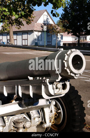 21 septembre 2004 - la mine Cheviot, Ohio, USA - fiers de leur service militaire, fonctionnaires Cheviot afficher un un canon à partir de la DEUXIÈME GUERRE MONDIALE, à l'entrée de l'année 145 vieille récolte Home Park et parc des expositions. (Crédit Image : © Ken Stewart/ZUMA Press) Banque D'Images