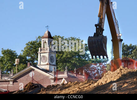 21 septembre 2004 - la mine Cheviot, Ohio, USA - La construction a démarré sur la nouvelle, plusieurs millions de dollars, l'agrandissement de l'école élémentaire de Cheviot. Une fois terminé l'original de l'intérieur de bâtiment de l'école historique seront rénovés, et de deux bâtiments supplémentaires seront ajoutés. (Crédit Image : © Ken Stewart/ZUMA Pr Banque D'Images