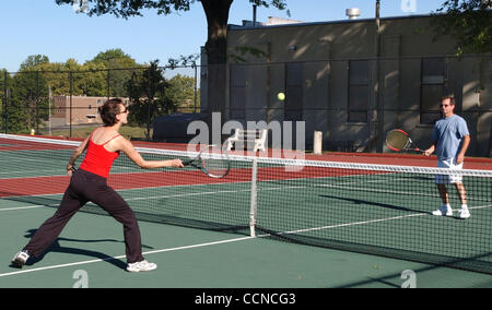 21 septembre 2004 - la mine Cheviot, Ohio, USA - AMY ROLL prend sur son père, RON ROLL, dans un jeu de tennis au terrain de jeu Memorial Cheviot. (Crédit Image : © Ken Stewart/ZUMA Press) Banque D'Images