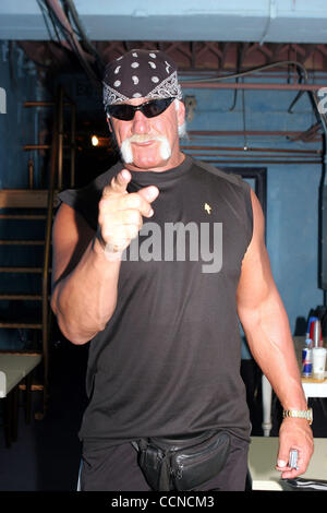 Sep 21, 2004 ; Los Angeles, CA, USA ; ! Prix sur demande ! Backstage HULK catcheur à la 7e édition annuelle la tournée d'information à l'Henry Ford Theatre. Fier papa Hulk Hogan encouragé sa fille Brooke alors qu'elle ont interprété des chansons de son nouveau CD pour les cadres de l'industrie. Crédit obligatoire : Photo par Lori Conn/ZU Banque D'Images