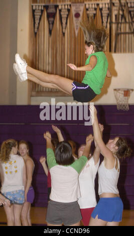 Danielle Shultz (CQ) est lancée au-dessus le ciel au cours d'une suite à un entraînement de cheerleading au petit matin dans le Piémont, en Californie, le jeudi 9 septembre 2004. (Sherry LaVars/fois) Banque D'Images