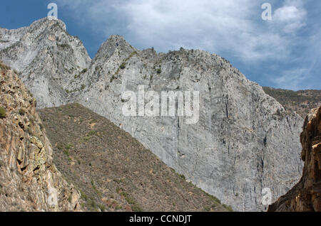 Sep 23, 2004 ; Kings Canyon, CA, USA ; Mount Moraine, le Parc National Kings Canyon. "Dans la nature sauvage se trouve l'espoir du monde - le doux, frais, non remboursés, unblighted désert." Citation de John Muir, 1838-1914, fondateur du Sierra Club. Banque D'Images