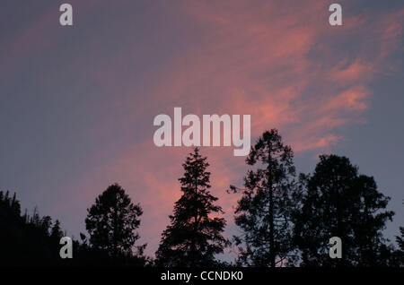 Sep 23, 2004 ; Kings Canyon, CA, USA ; Alpenglow, crépuscule, le Kings Canyon National Park. "Dans la nature sauvage se trouve l'espoir du monde - le doux, frais, non remboursés, unblighted désert." Citation de John Muir, 1838-1914, fondateur du Sierra Club. Banque D'Images