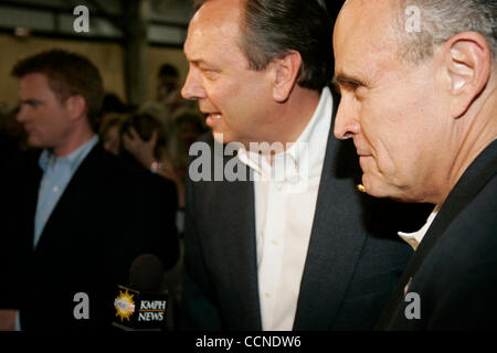 L'ancien maire de New York, Rudolph Giuliani, voyages avec l'ancien secrétaire d'Etat de Californie Bill Jones, qui est en cours d'exécution à l'encontre de Californie Barbara Boxer de représenter au Sénat. Un collecteur de barbecue est tenue à l'International Agricultural Centre à Tulare, en Californie, près de Bill Jones' accueil. Banque D'Images