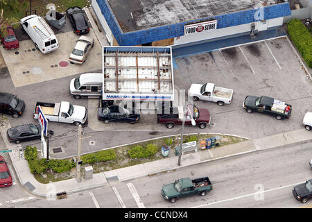 Sep 24, 2004 ; Stuart, Florida, USA ; les voitures s'alignent pour l'essence à un magasin d'alimentation Arrêt Kwik sur Dixie Hwy jusqu'à se préparer à l'ouragan Jeanne. Banque D'Images