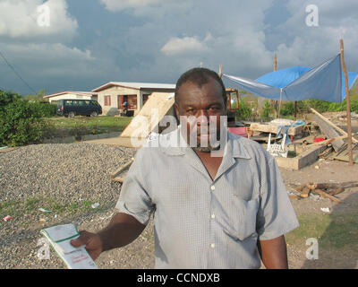 Sep 24, 2004 ; Portland Cottage, la Jamaïque ; Ken Roy Ashley, président de l'Association des citoyens de Portland Cottage, dit qu'il va passer à une nouvelle maison sur les terres plus élevées du gouvernement mais n'a pas entendu parler où de nouvelles maisons seront construites et il faudra des mois avant de commencer leur bâtiment. Banque D'Images